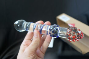 Majstrovské dielo sklárskeho remesla alebo Sklenené dildo Require Me – RECENZE